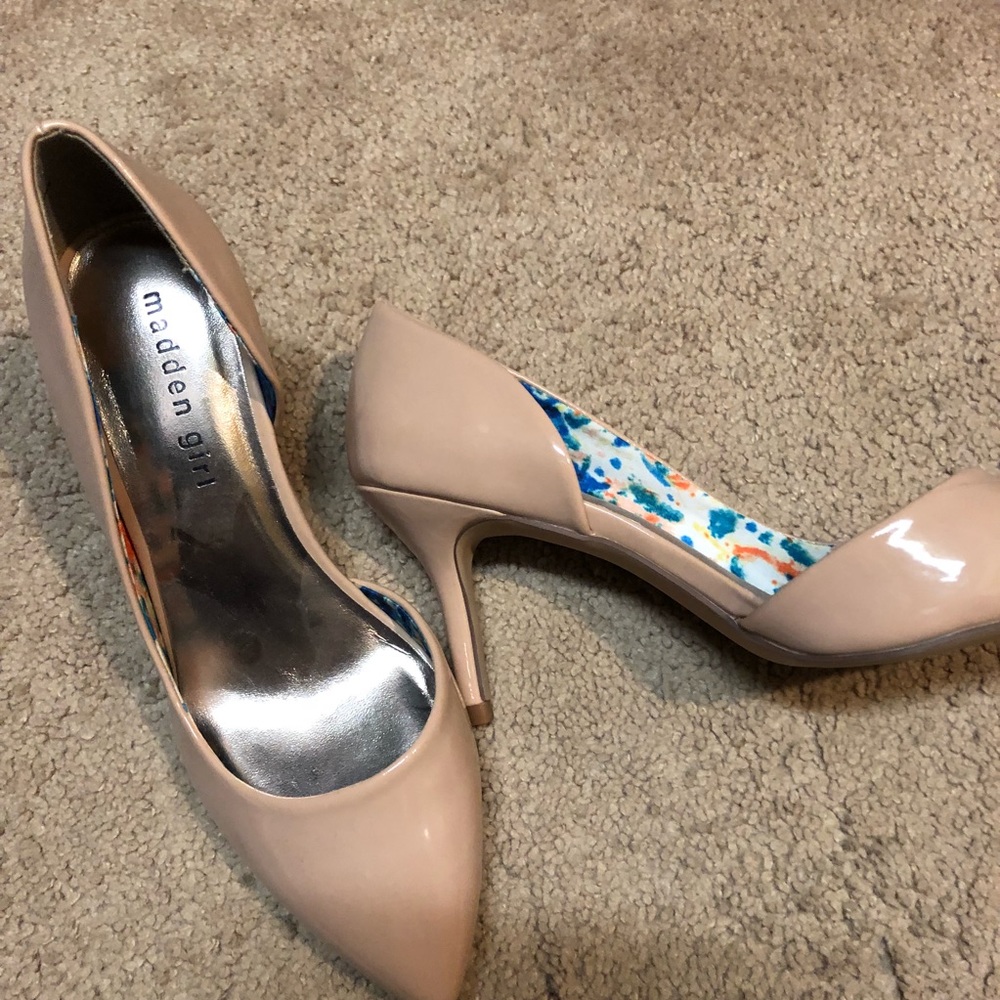 Nude pumps